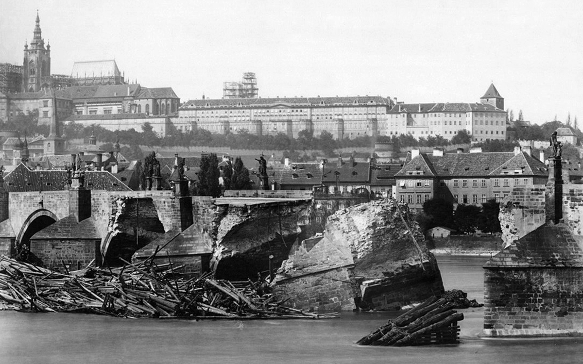 Praha, září 1980, pobořený Karlův most